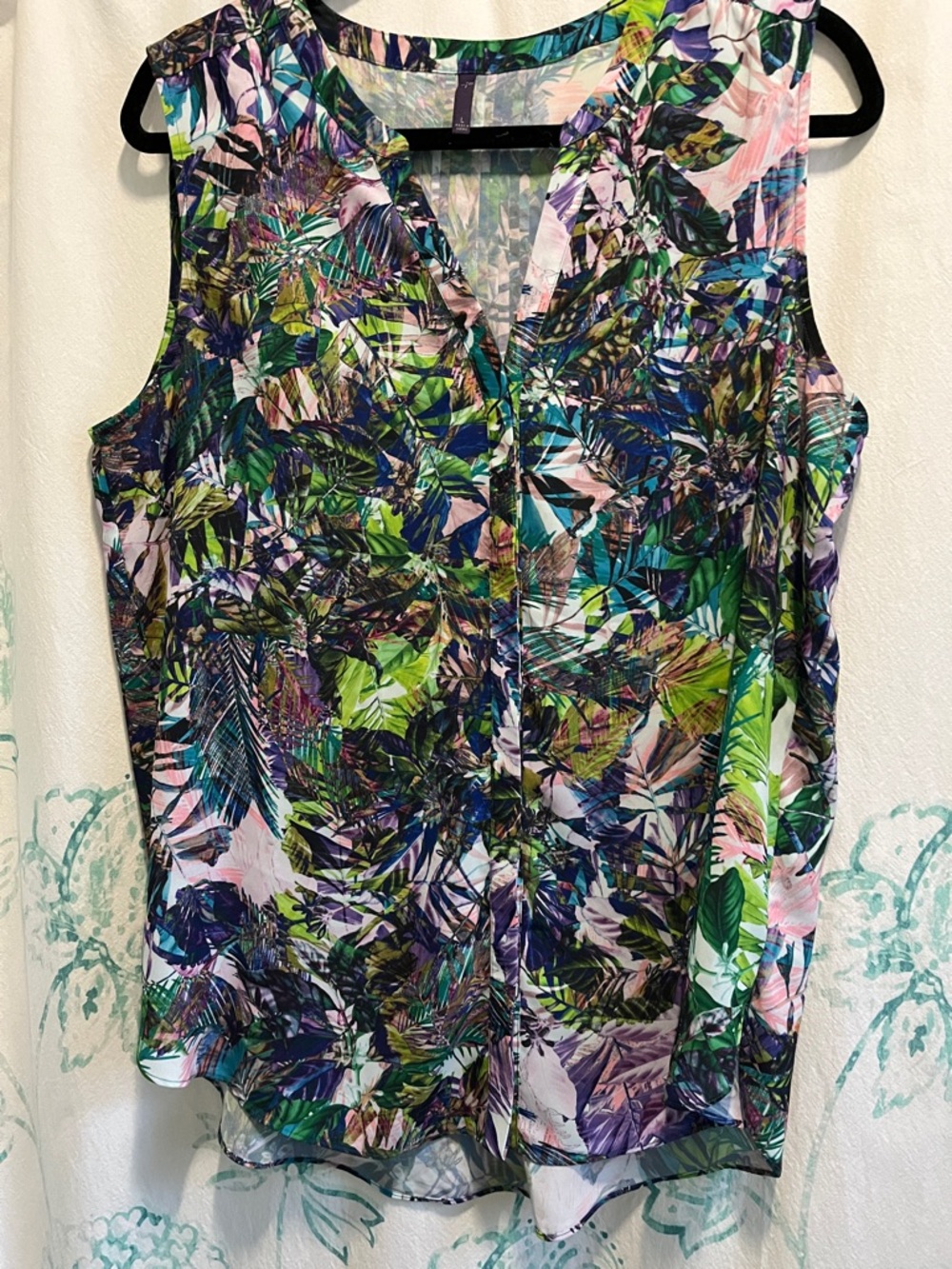🌴 **NYDJ Tropical Leaf Camisole – Vibrant, Flowy & Effortlessly Polished** 🌴